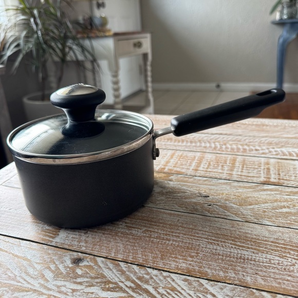 👩🏼‍🍳Farberware Saucepan Nonstick w/ Glass Lid👩🏼‍🍳 ~1 quart - Picture 1 of 9